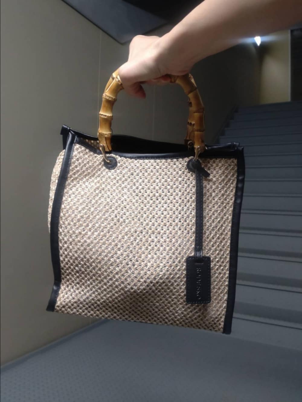 ベージュ系のニット/セーター、ブラック系のその他パンツ、ブラック系のショルダーバッグを着用したレディースの夏コーディネートの3枚目の写真