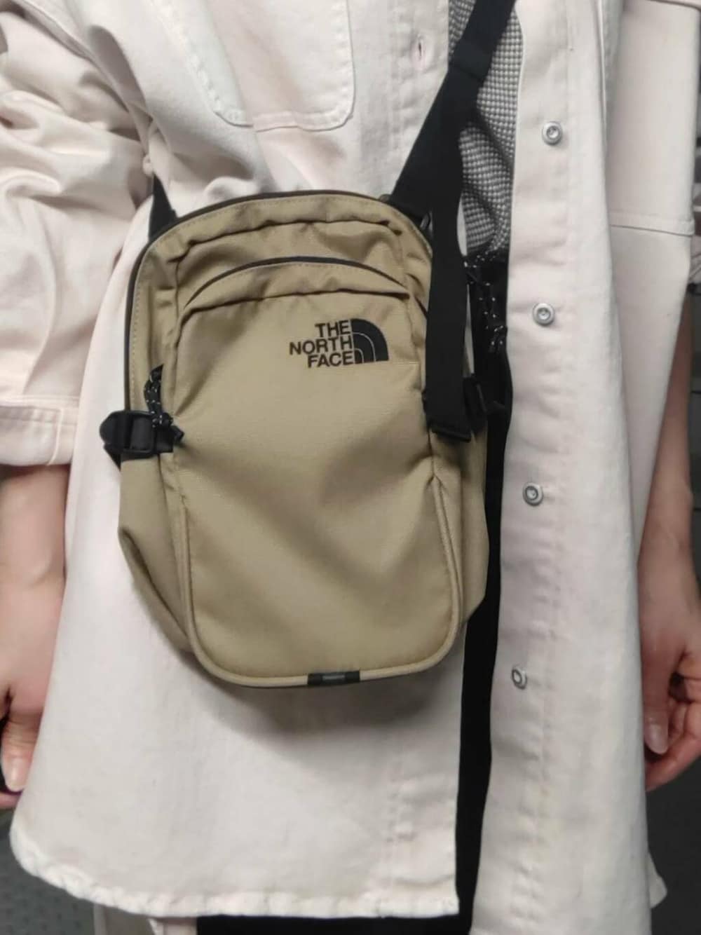 ブラック系のその他パンツ、グレー系のTシャツ/カットソー、グリーン系のショルダーバッグを着用したレディースの春コーディネートの3枚目の写真