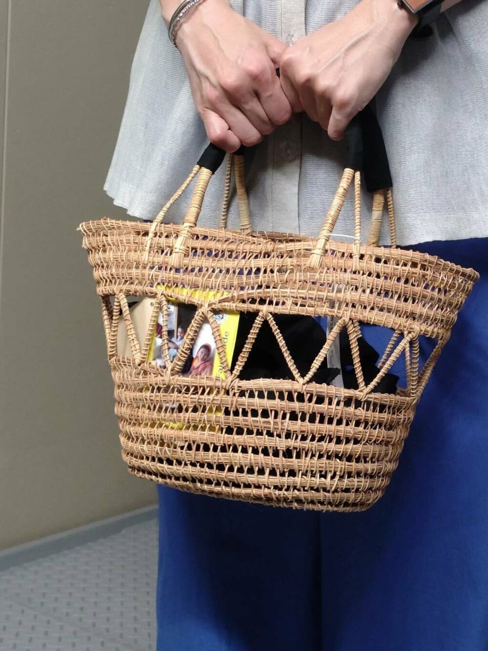 グレー系のタンクトップ、ブルー系のその他パンツ、グレー系のカーディガン/ボレロを着用したレディースの夏コーディネートの3枚目の写真