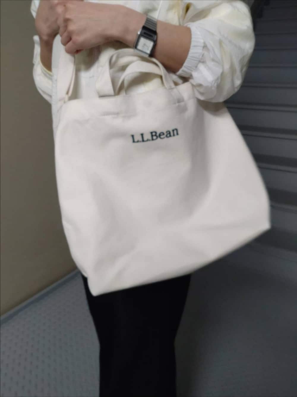 ブラック系のその他パンツ、イエロー系のTシャツ/カットソーを着用したレディースの冬コーディネートの3枚目の写真