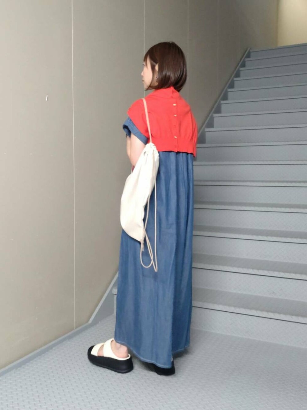 ホワイト系のバックパック/リュック、ブルー系のワンピース、レッド系のカーディガン/ボレロを着用したレディースの春コーディネートの3枚目の写真