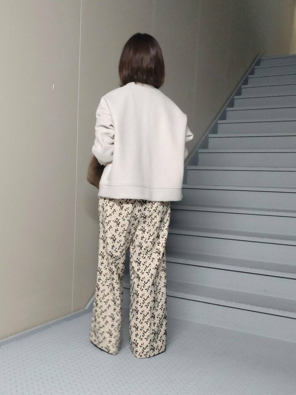 ブラック系のローファー、ホワイト系のTシャツ/カットソー、ホワイト系のカーディガン/ボレロを着用したレディースの秋コーディネートの2枚目の写真