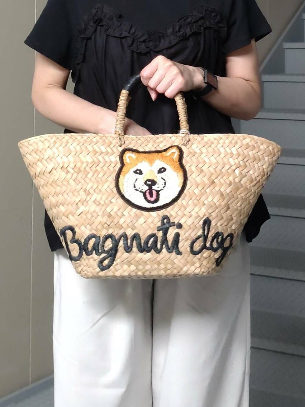 その他のかごバッグ、ホワイト系のその他パンツ、ブラック系のサンダルを着用したレディースの夏コーディネートの3枚目の写真