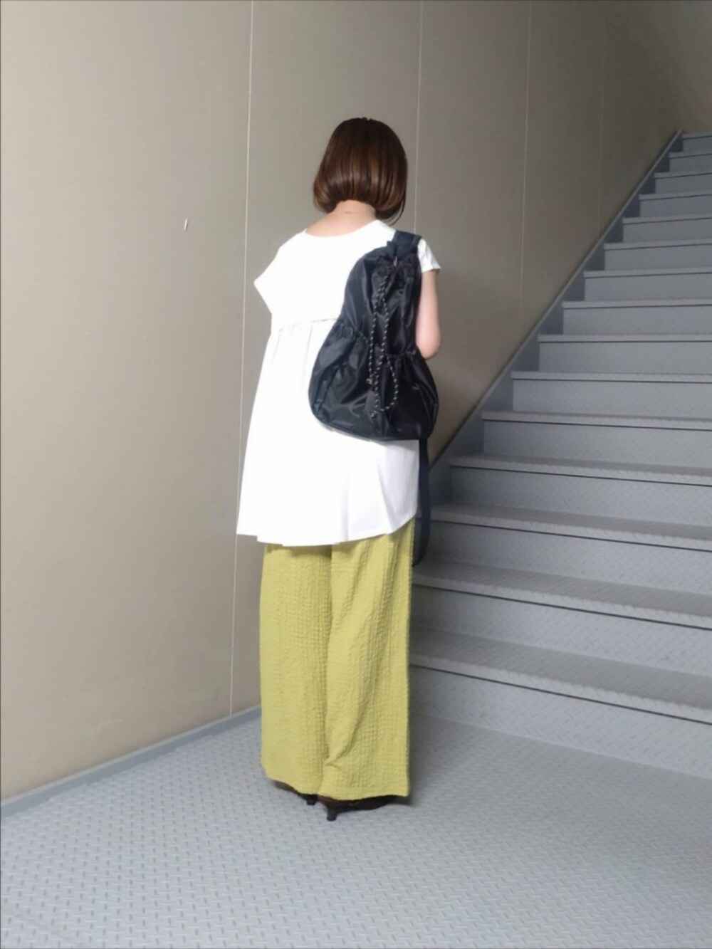 グリーン系のその他パンツ、ブラック系のバックパック/リュック、ブラウン系のサンダルを着用したレディースの夏コーディネートの2枚目の写真