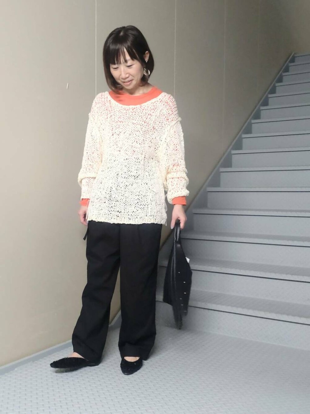 ブラック系のトートバッグ、オレンジ系のTシャツ/カットソー、ブラック系のその他パンツを着用したレディースの秋コーディネートの2枚目の写真