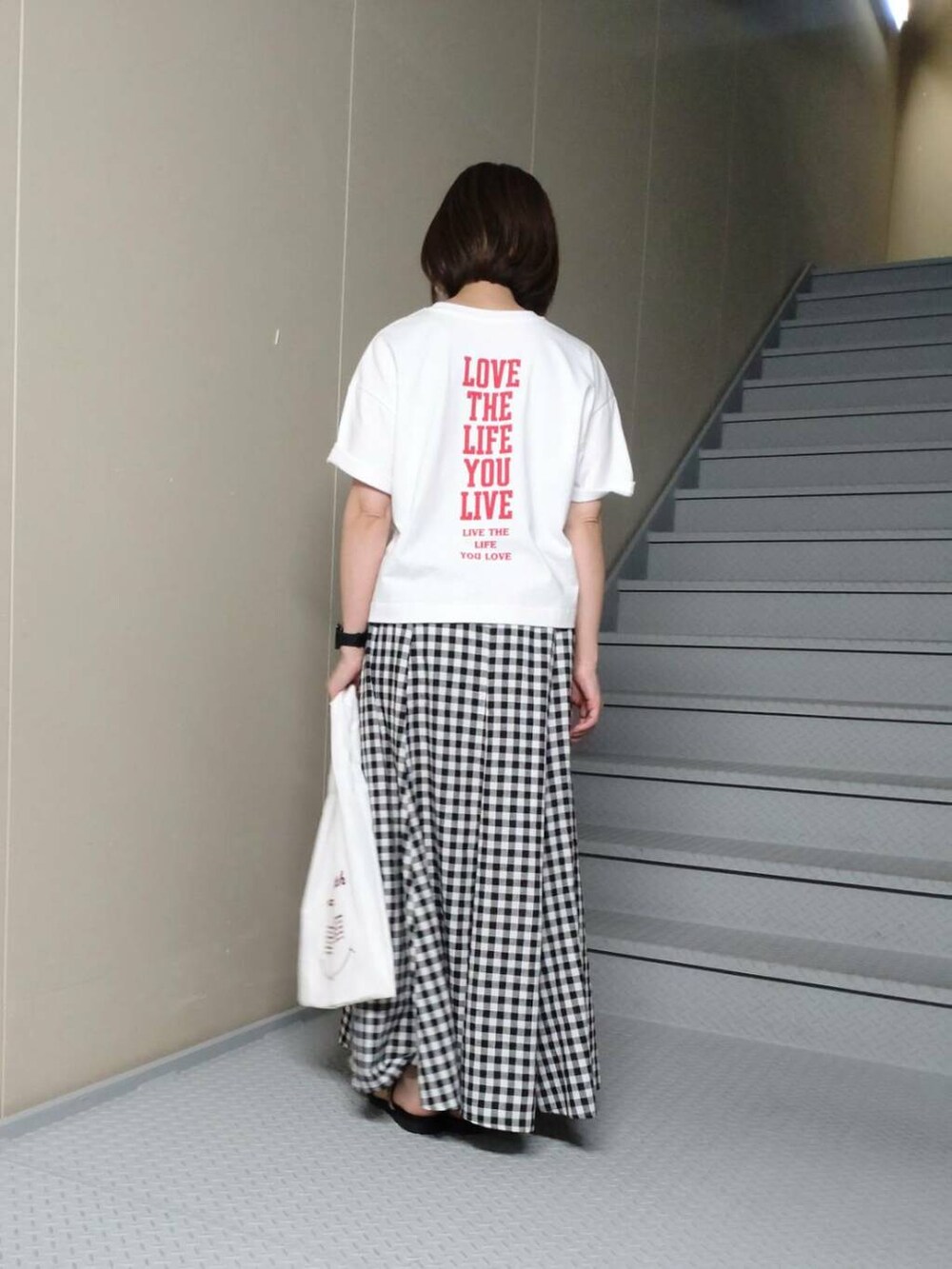 その他のサンダル、ホワイト系のTシャツ/カットソー、その他のスカートを着用したレディースの夏コーディネートの2枚目の写真