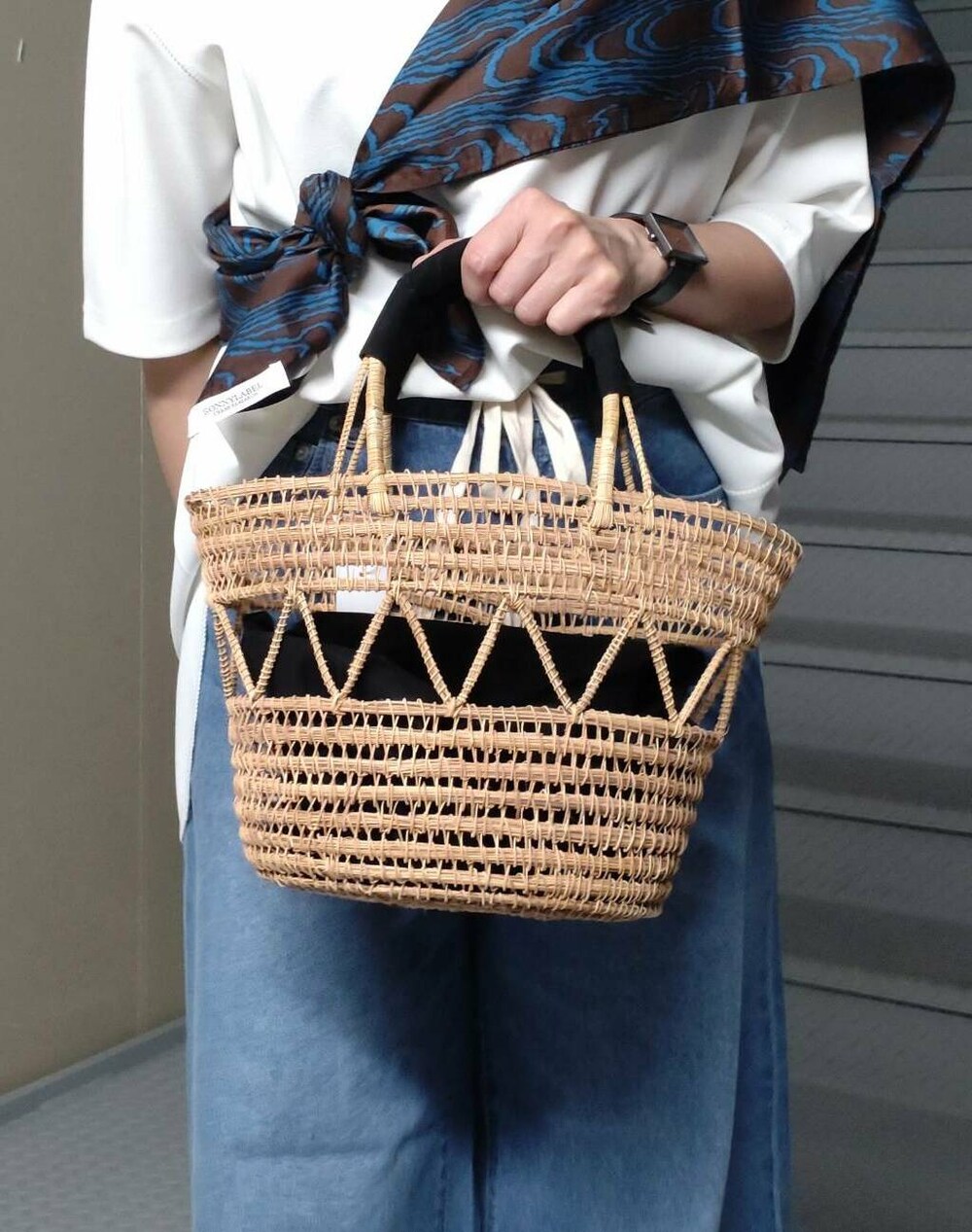 ブラック系のサンダル、ブルー系のデニムパンツ、ホワイト系のTシャツ/カットソーを着用したレディースの春コーディネートの3枚目の写真