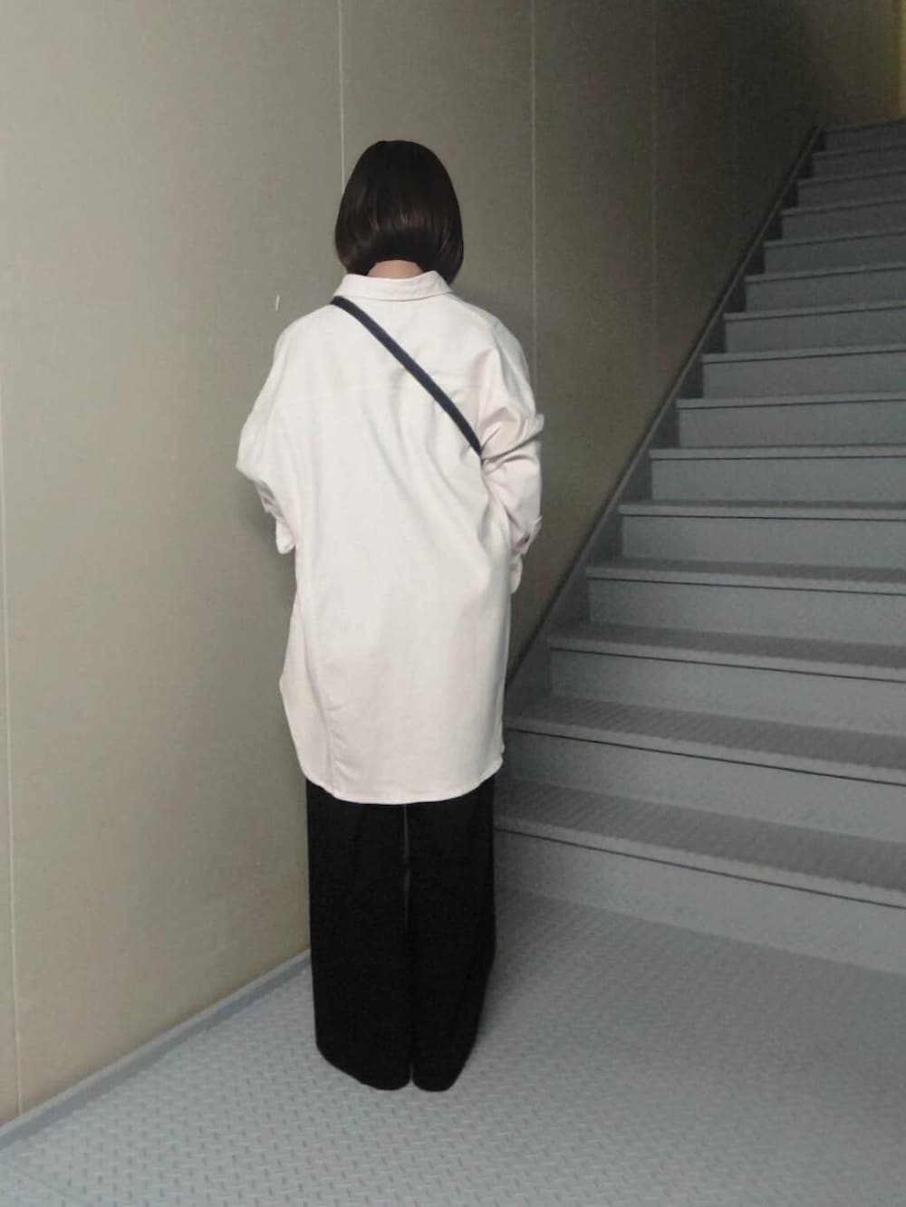 ブラック系のその他パンツ、グレー系のTシャツ/カットソー、グリーン系のショルダーバッグを着用したレディースの春コーディネートの2枚目の写真