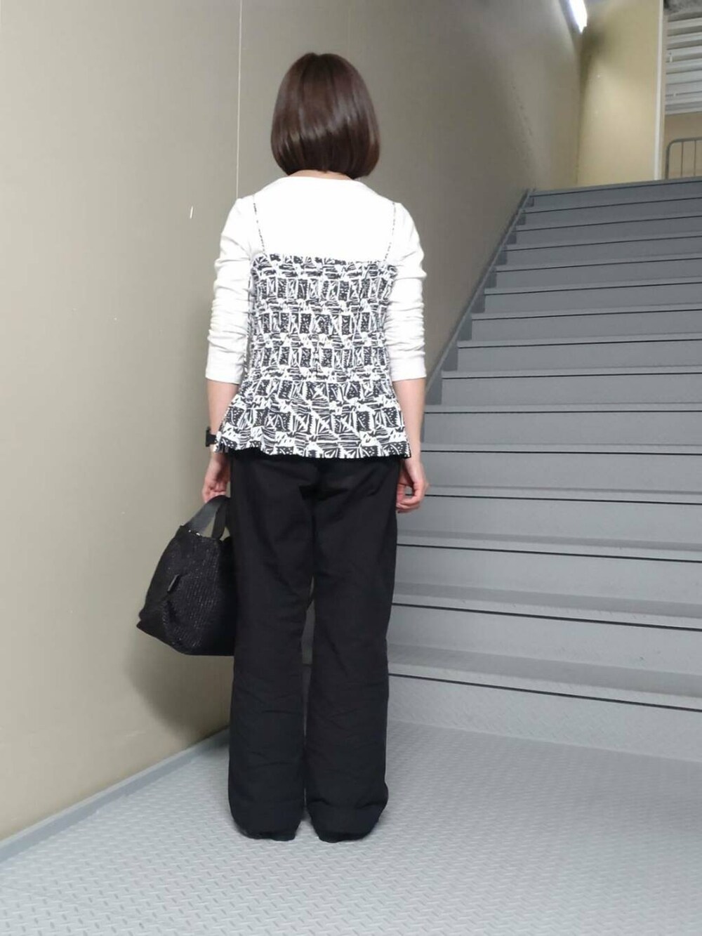 ホワイト系のTシャツ/カットソー、ブラック系のその他シューズ、ブラック系のその他パンツを着用したレディースの春コーディネートの2枚目の写真