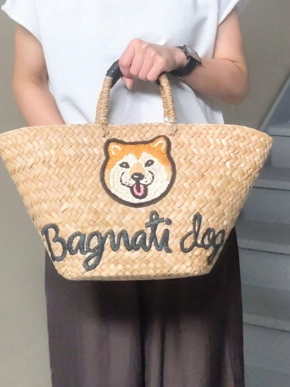 その他のかごバッグ、ブラウン系のサンダル、ホワイト系のTシャツ/カットソーを着用したレディースの夏コーディネートの3枚目の写真