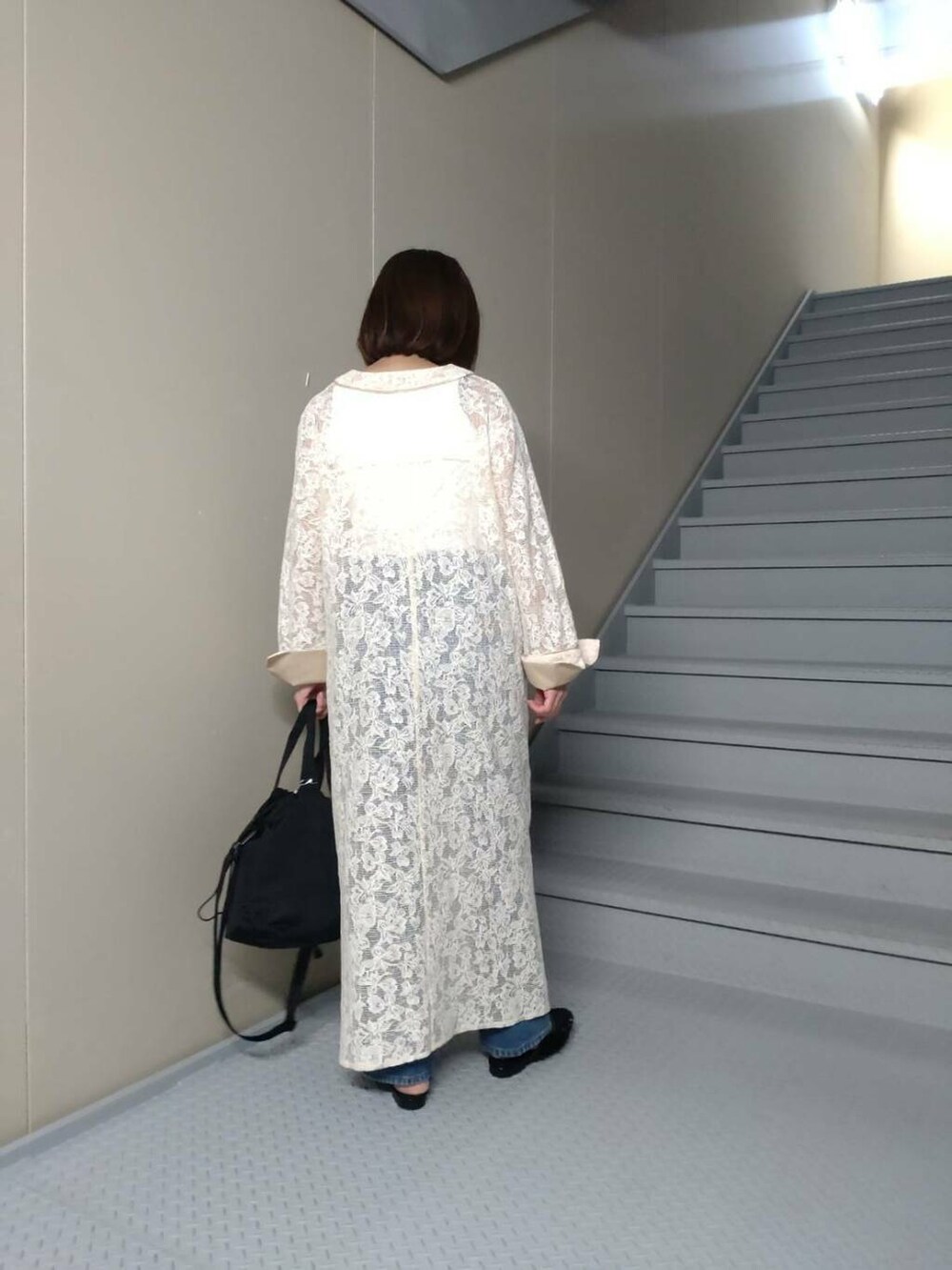 ブラック系のトートバッグ、ホワイト系のタンクトップ、ブラック系のその他シューズを着用したレディースの夏コーディネートの2枚目の写真