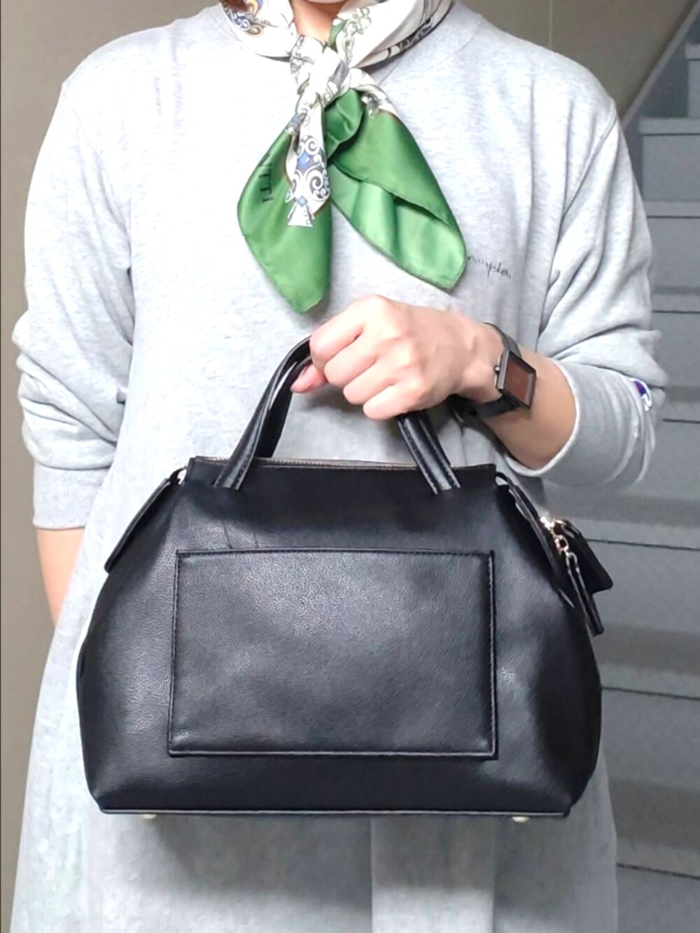 グレー系のワンピース、ブラック系のローファー、ブラック系のボストンバッグを着用したレディースの秋コーディネートの3枚目の写真