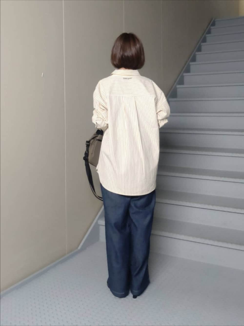 その他のシャツ/ブラウス、ブルー系のサロペット/オーバーオール、ブラック系のパンプスを着用したレディースの秋コーディネートの3枚目の写真