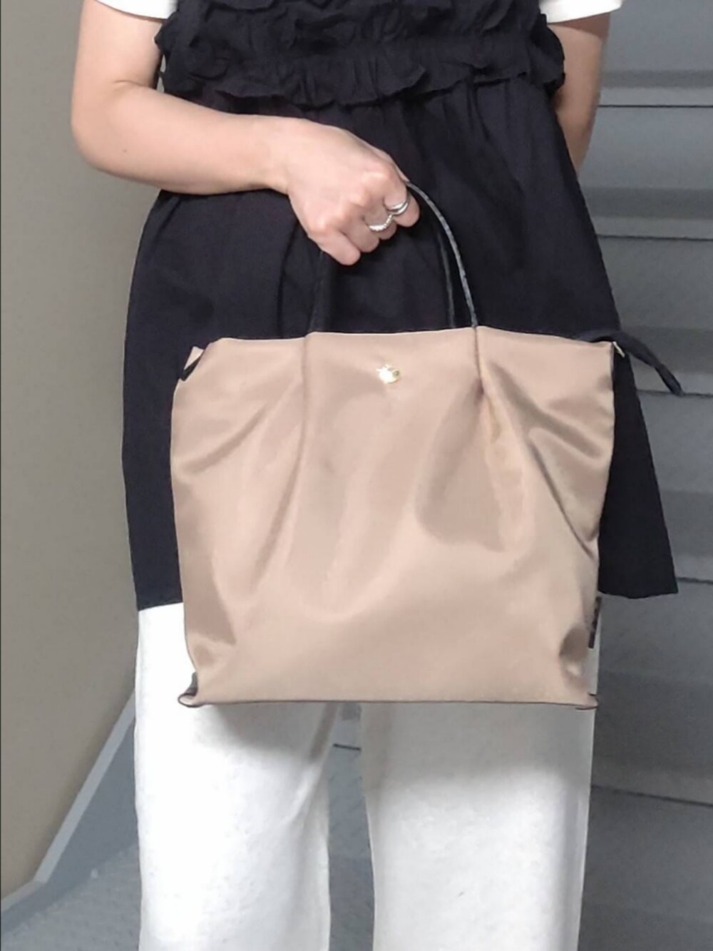 ブラック系のキャミソール、ホワイト系のTシャツ/カットソー、ベージュ系のその他パンツを着用したレディースの夏コーディネートの3枚目の写真