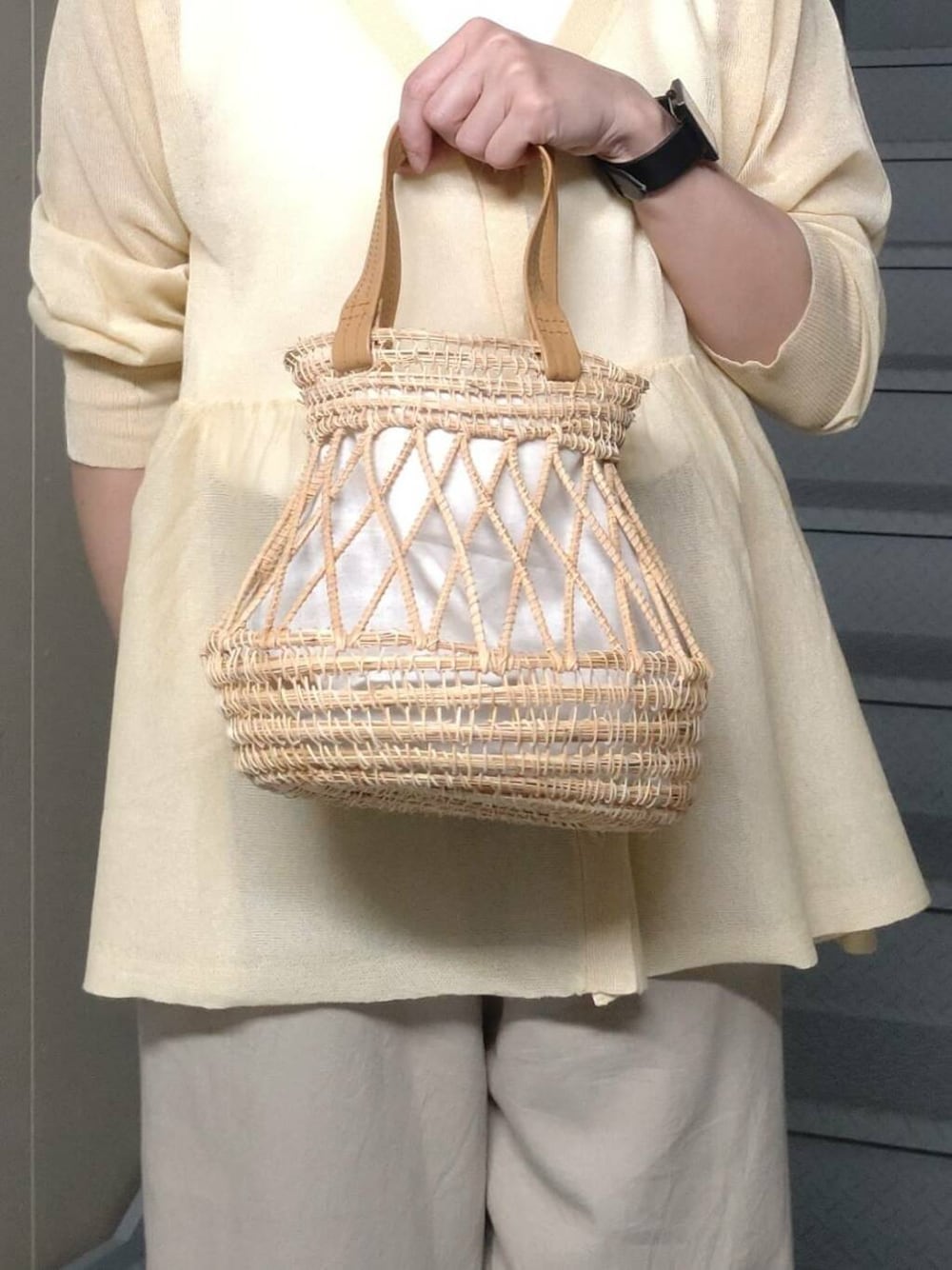 ベージュ系のその他パンツ、ブラウン系のサンダル、イエロー系のカーディガン/ボレロを着用したレディースの夏コーディネートの3枚目の写真