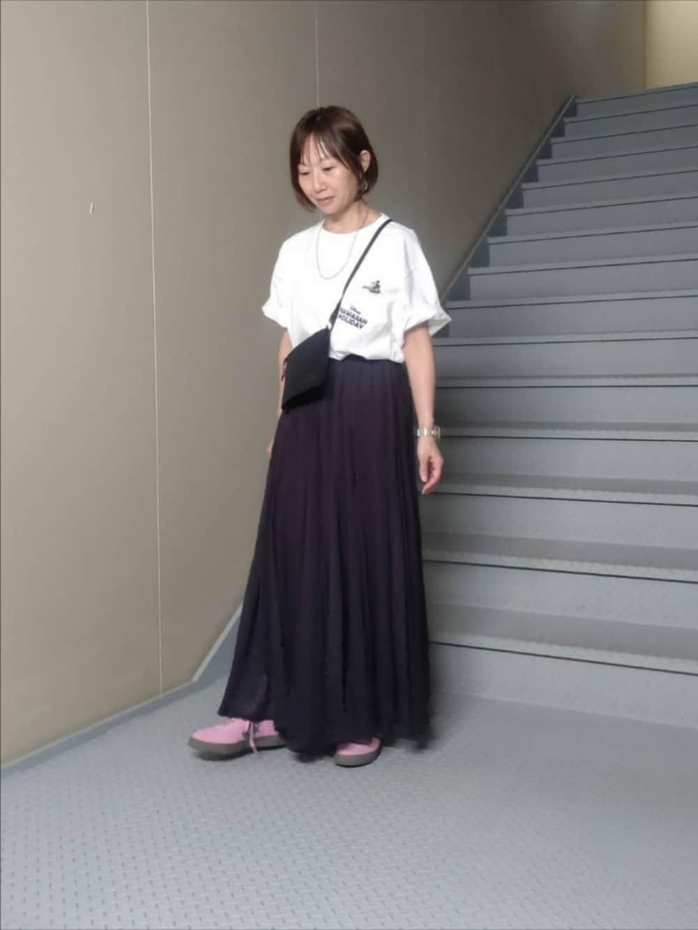 ホワイト系のTシャツ/カットソー、グレー系のスカート、ピンク系のスニーカーを着用したレディースの夏コーディネートの3枚目の写真