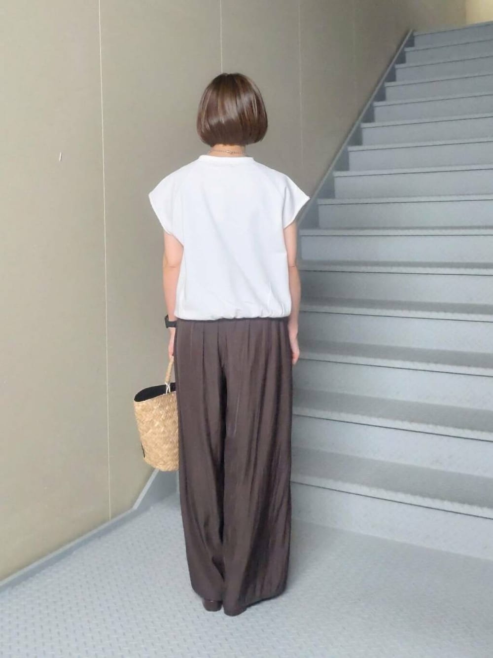 その他のかごバッグ、ブラウン系のサンダル、ホワイト系のTシャツ/カットソーを着用したレディースの夏コーディネートの2枚目の写真