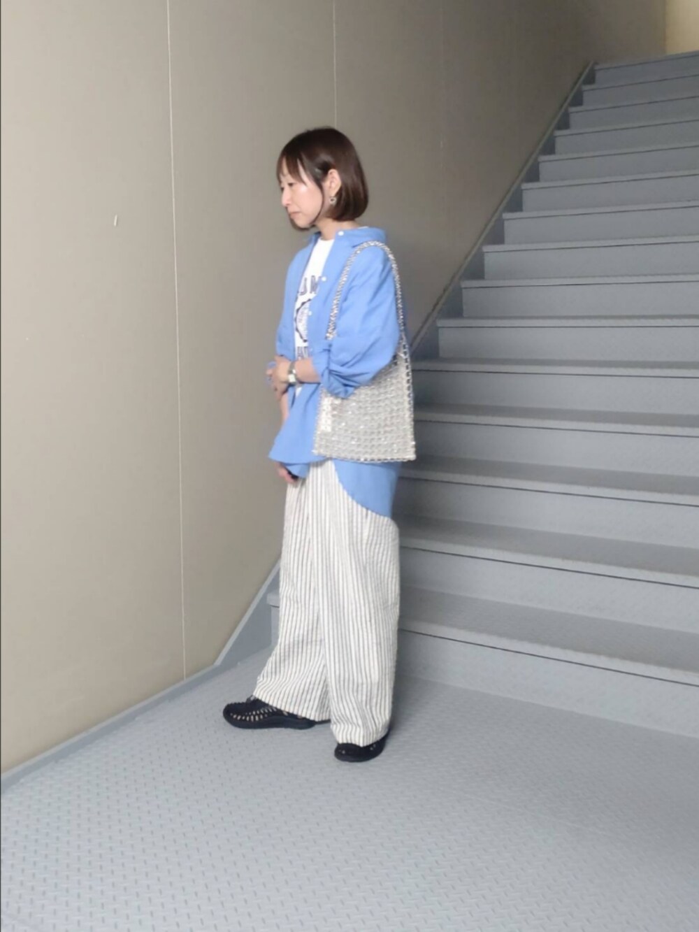 ホワイト系のその他パンツ、ブルー系のシャツ/ブラウス、ベージュ系のスウェットを着用したレディースの春コーディネートの2枚目の写真