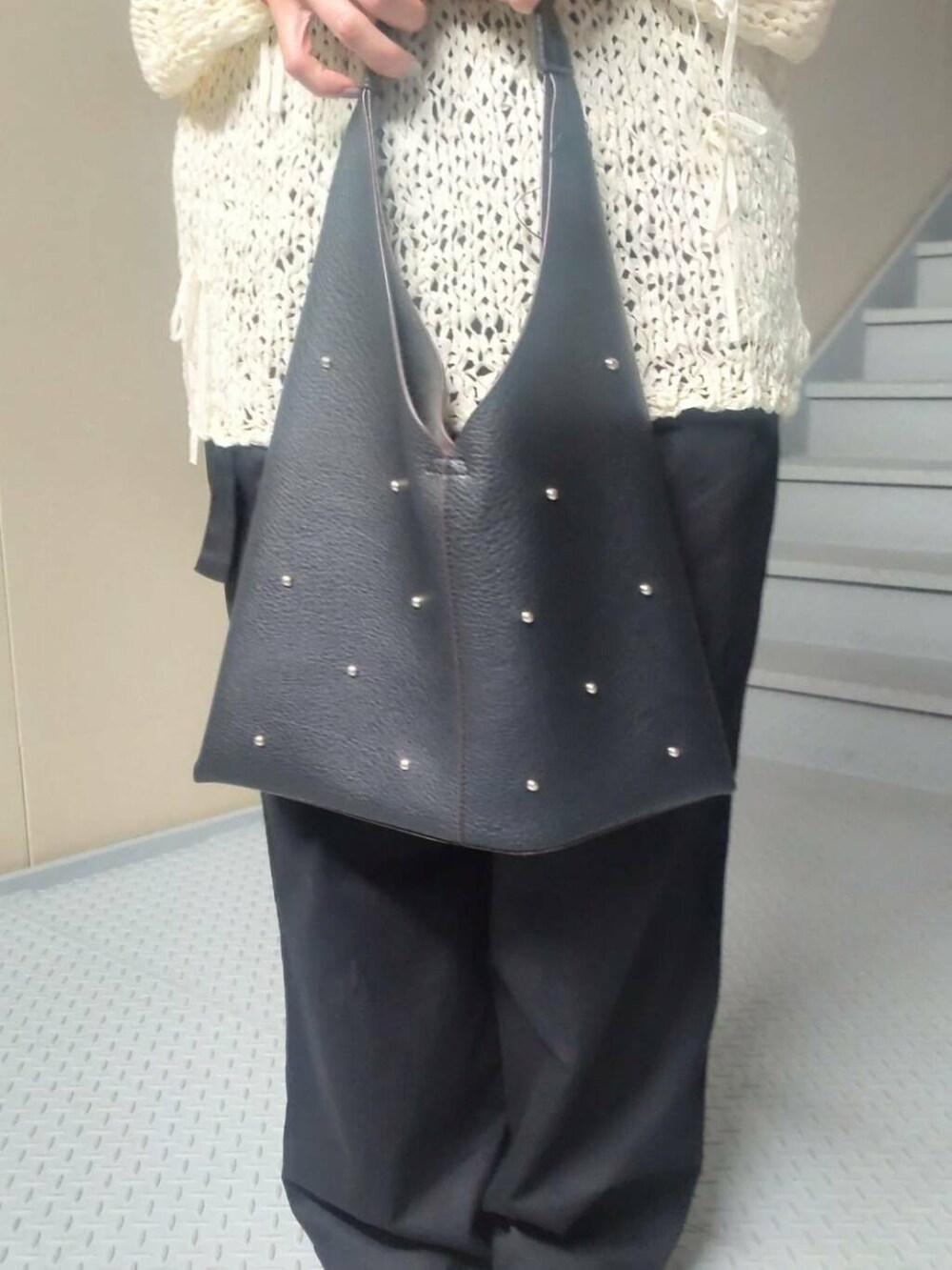 ブラック系のトートバッグ、オレンジ系のTシャツ/カットソー、ブラック系のその他パンツを着用したレディースの秋コーディネートの3枚目の写真