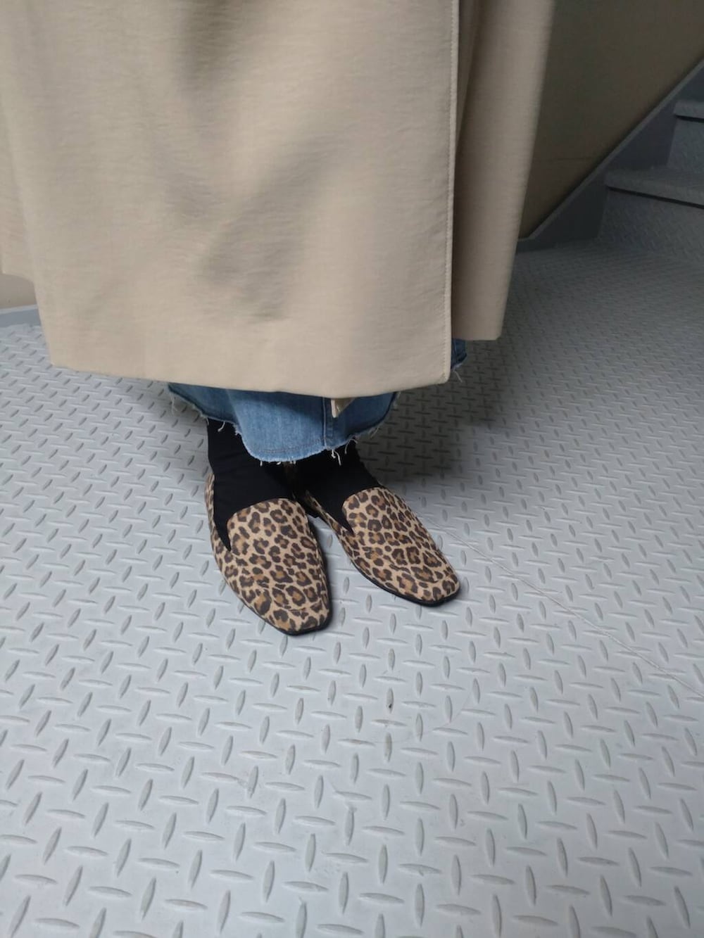 その他のローファー、ブルー系のデニムスカート、ホワイト系のニット/セーターを着用したレディースの冬コーディネートの3枚目の写真