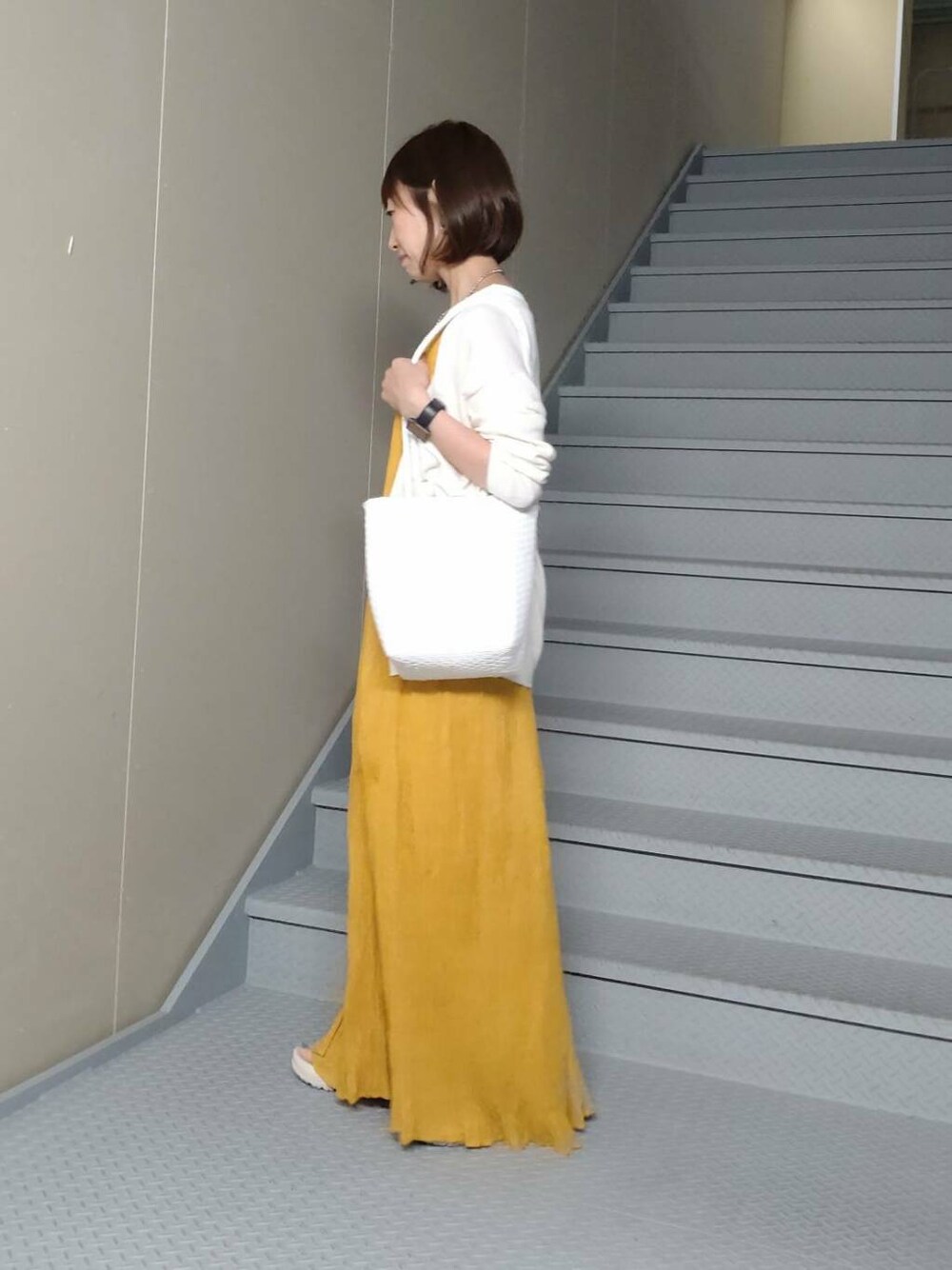 ホワイト系のタンクトップ、ホワイト系のカーディガン/ボレロ、ホワイト系のトートバッグを着用したレディースの春コーディネートの2枚目の写真