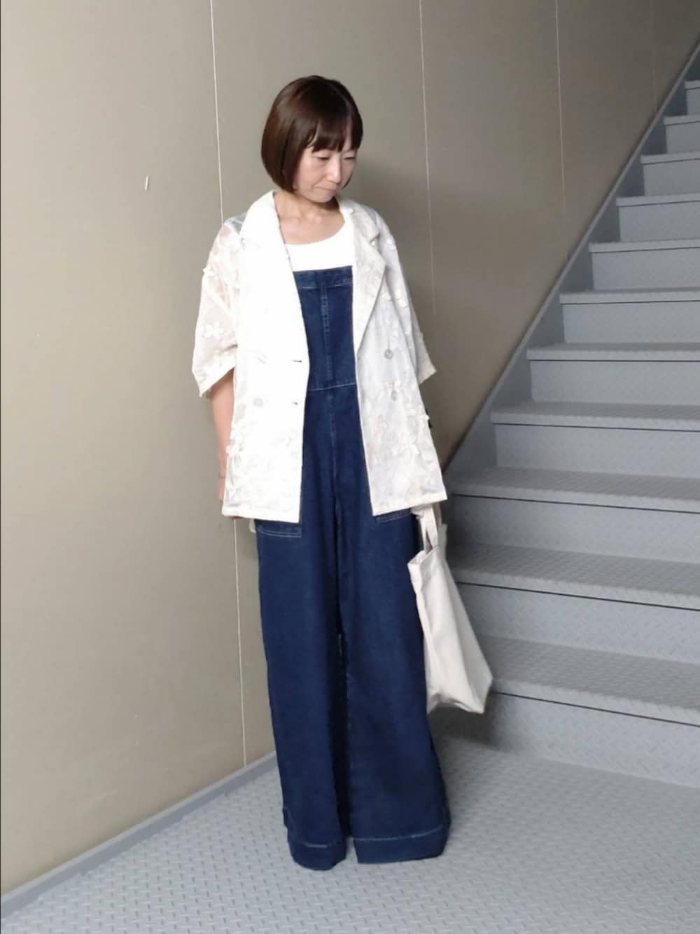 ホワイト系のその他アウター、ブルー系のサロペット/オーバーオール、ホワイト系のタンクトップを着用したレディースの夏コーディネートの2枚目の写真