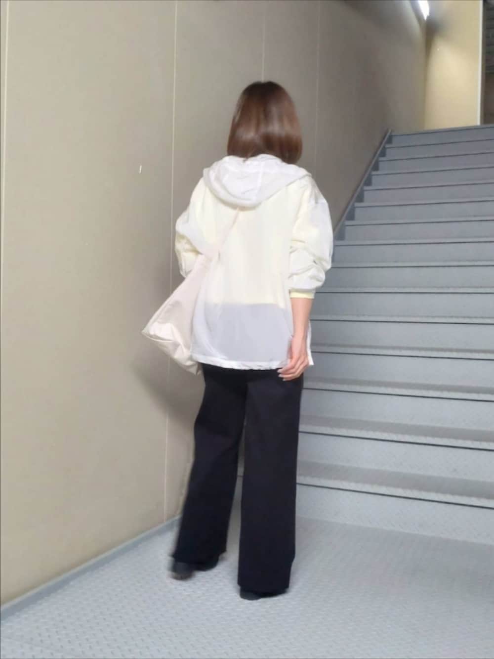 ブラック系のその他パンツ、イエロー系のTシャツ/カットソーを着用したレディースの冬コーディネートの2枚目の写真