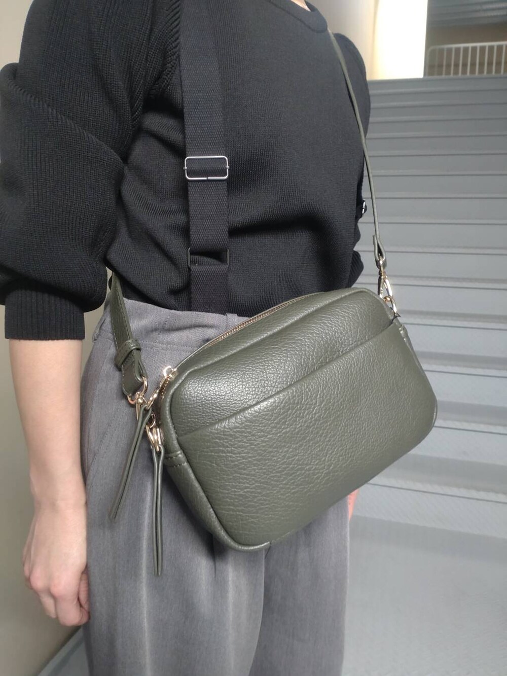 グリーン系のショルダーバッグ、グレー系のその他パンツ、ブラック系のニット/セーターを着用したレディースの冬コーディネートの3枚目の写真