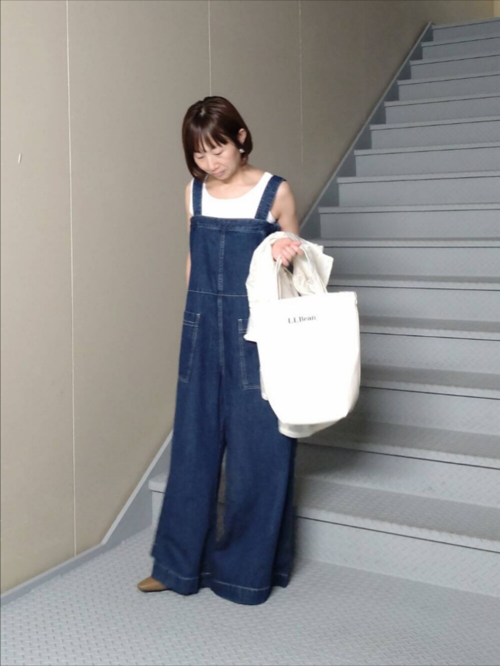 ホワイト系のその他アウター、ブルー系のサロペット/オーバーオール、ホワイト系のタンクトップを着用したレディースの夏コーディネートの3枚目の写真