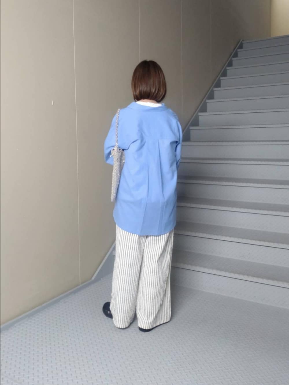 ホワイト系のその他パンツ、ブルー系のシャツ/ブラウス、ベージュ系のスウェットを着用したレディースの春コーディネートの3枚目の写真