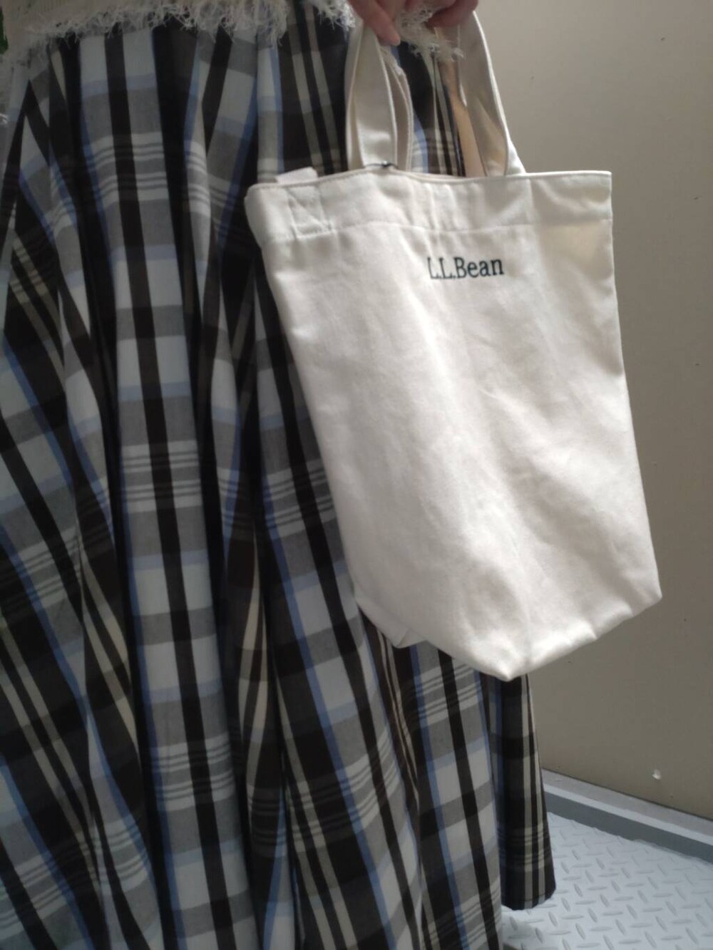 ベージュ系のサンダル、ホワイト系のタンクトップ、ホワイト系のシャツ/ブラウスを着用したレディースの夏コーディネートの3枚目の写真