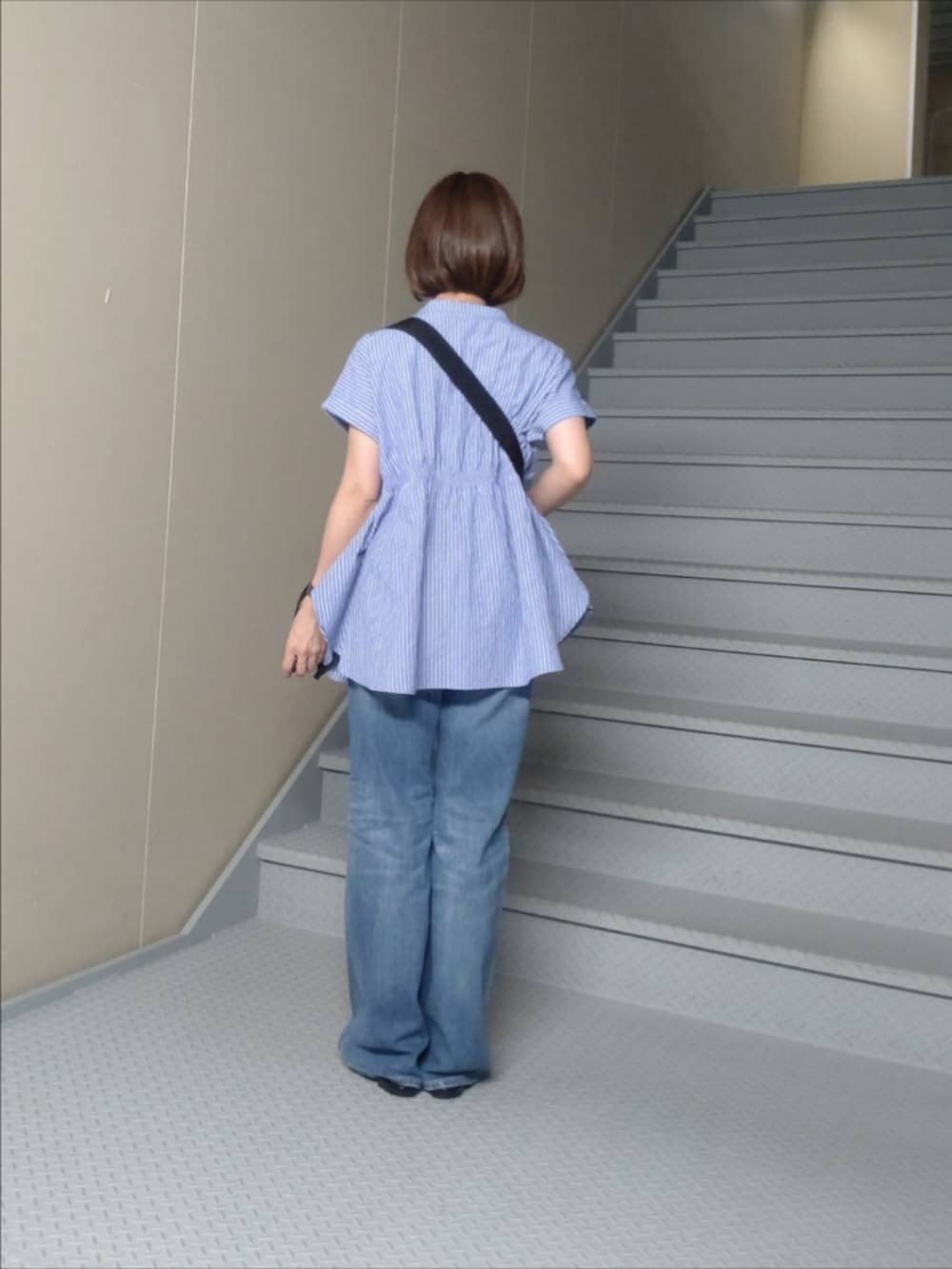 ブルー系のシャツ/ブラウス、ブルー系のデニムパンツ、ブラック系のその他雑貨を着用したレディースの夏コーディネートの2枚目の写真