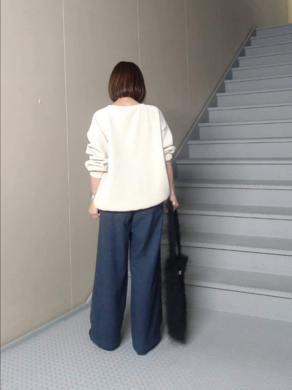 ホワイト系のTシャツ/カットソー、ブルー系のその他パンツ、ブラック系のトートバッグを着用したレディースの冬コーディネートの2枚目の写真