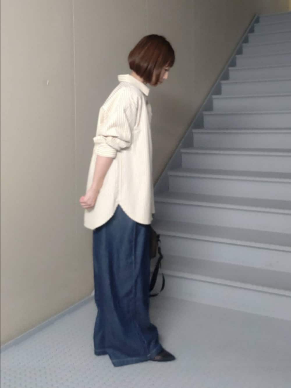 その他のシャツ/ブラウス、ブルー系のサロペット/オーバーオール、ブラック系のパンプスを着用したレディースの秋コーディネートの2枚目の写真