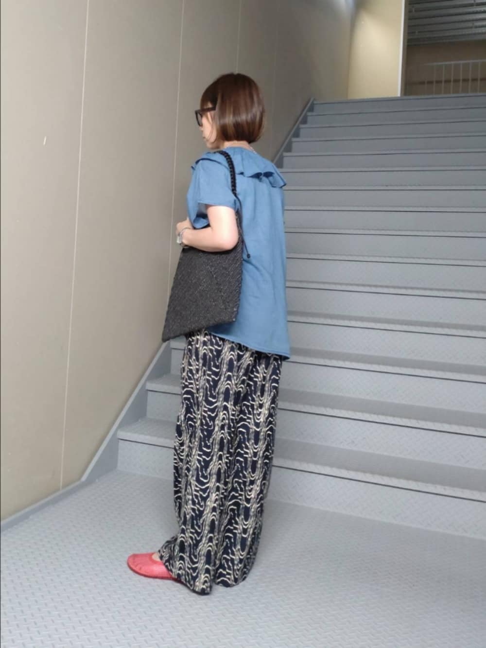 ブルー系のシャツ/ブラウス、ブラック系のその他パンツ、ホワイト系のタンクトップを着用したレディースの夏コーディネートの2枚目の写真