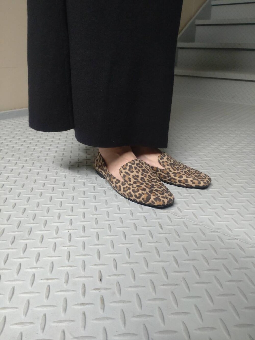 ベージュ系のボストンバッグ、その他のローファー、ブルー系のデニムジャケットを着用したレディースの秋コーディネートの4枚目の写真