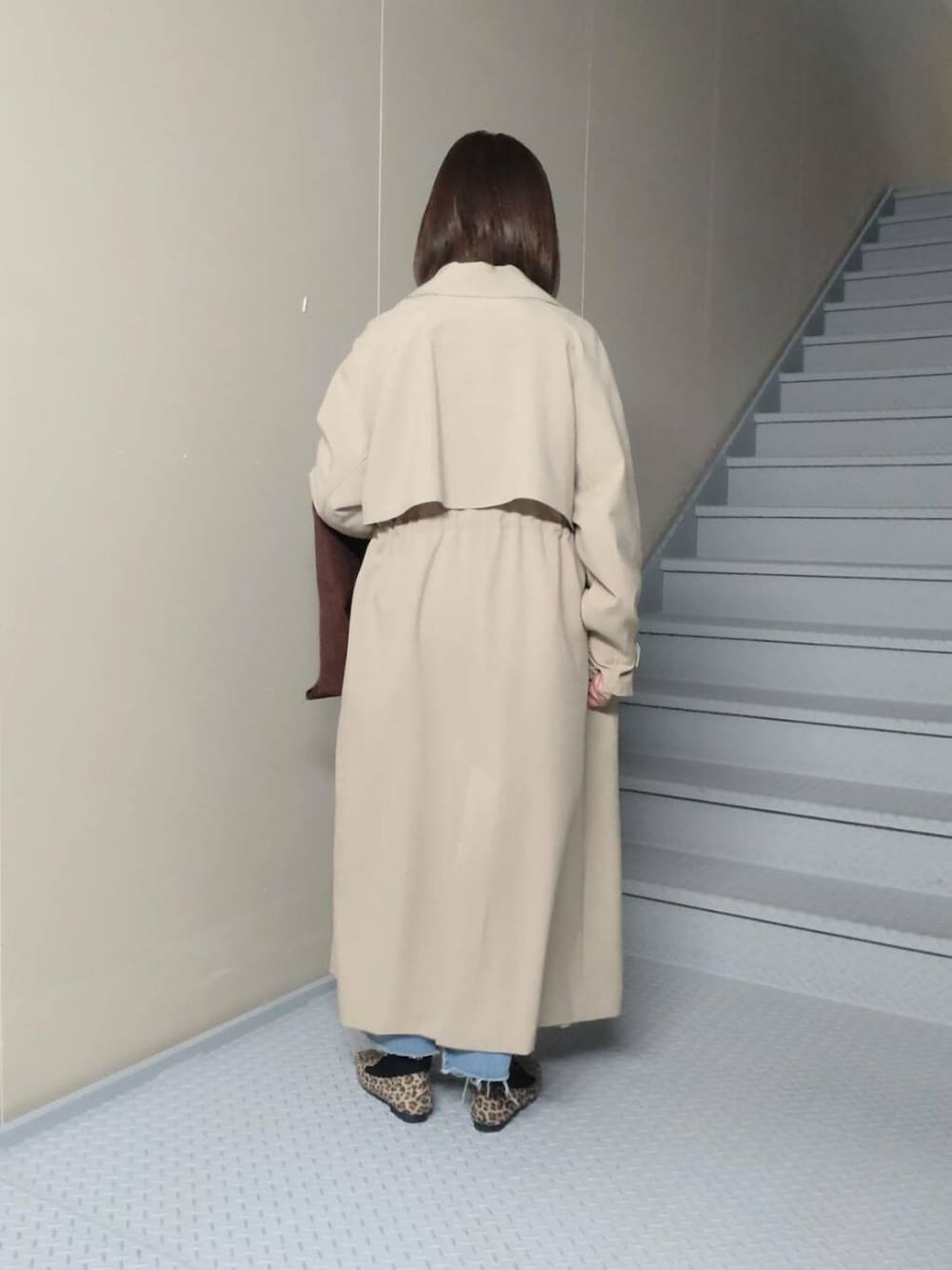 その他のローファー、ブルー系のデニムスカート、ホワイト系のニット/セーターを着用したレディースの冬コーディネートの2枚目の写真