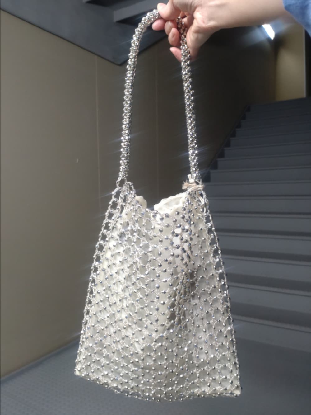 ホワイト系のその他パンツ、ブルー系のシャツ/ブラウス、ベージュ系のスウェットを着用したレディースの春コーディネートの4枚目の写真