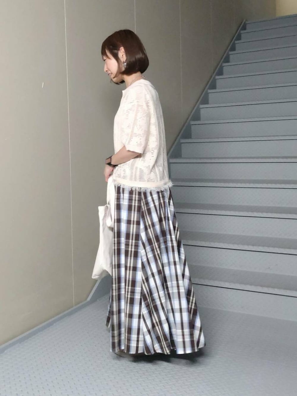 ベージュ系のサンダル、ホワイト系のタンクトップ、ホワイト系のシャツ/ブラウスを着用したレディースの夏コーディネートの2枚目の写真