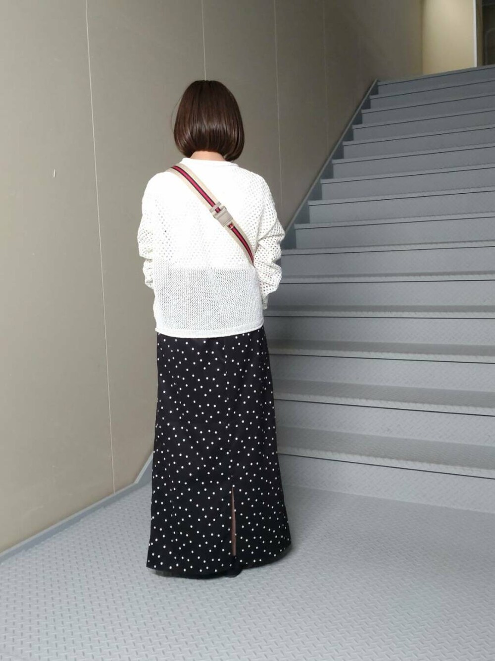 ベージュ系のショルダーバッグ、ブラック系のその他シューズ、その他のスカートを着用したレディースの春コーディネートの2枚目の写真