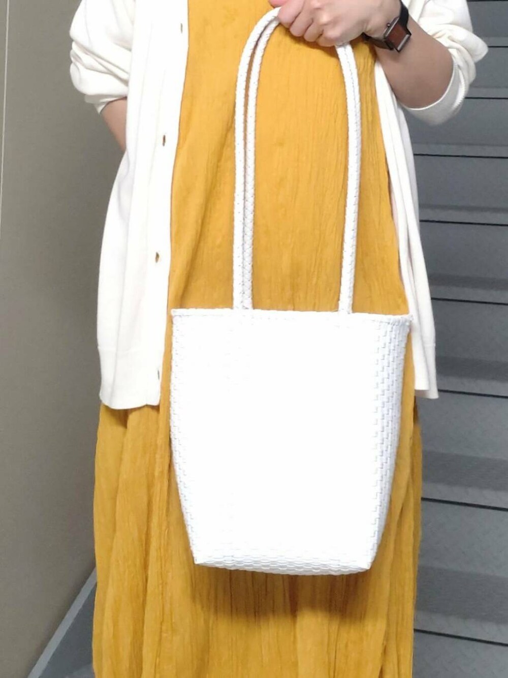 ホワイト系のタンクトップ、ホワイト系のカーディガン/ボレロ、ホワイト系のトートバッグを着用したレディースの春コーディネートの3枚目の写真