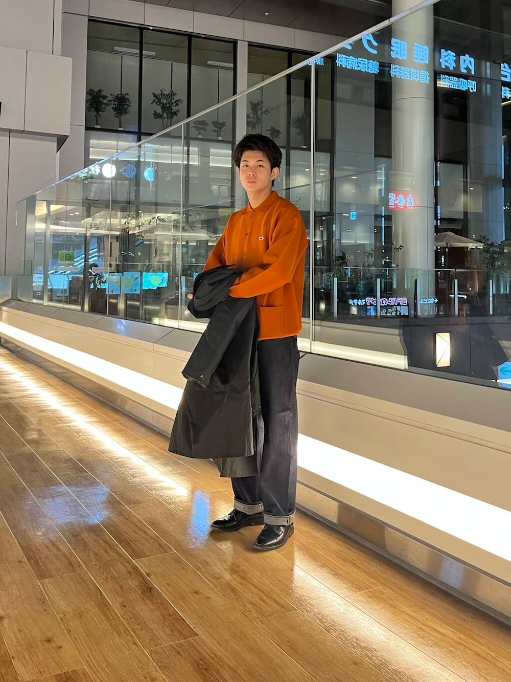 「BarbourのBarbour　EXMOOR CASUAL COAT（ステンカラーコート、グリーン系）」を使った、そーちゃんさん（メンズ・173cm）の冬コーディネートの4枚目の写真