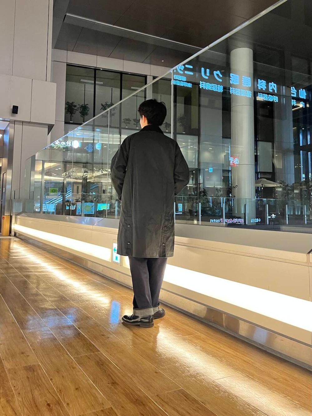 「BarbourのBarbour　EXMOOR CASUAL COAT（ステンカラーコート、グリーン系）」を使った、そーちゃんさん（メンズ・173cm）の冬コーディネートの2枚目の写真