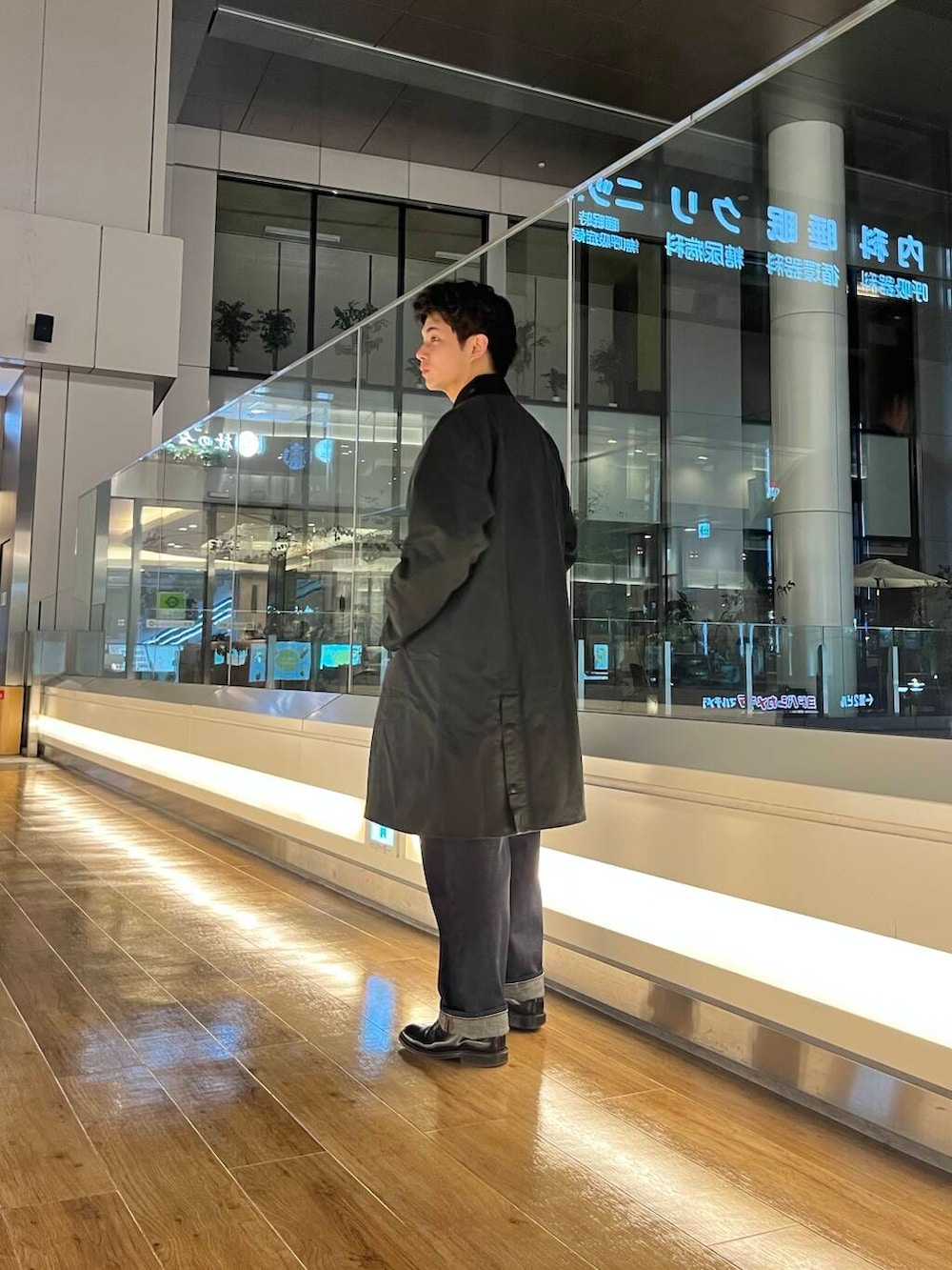 「BarbourのBarbour　EXMOOR CASUAL COAT（ステンカラーコート、グリーン系）」を使った、そーちゃんさん（メンズ・173cm）の冬コーディネートの3枚目の写真