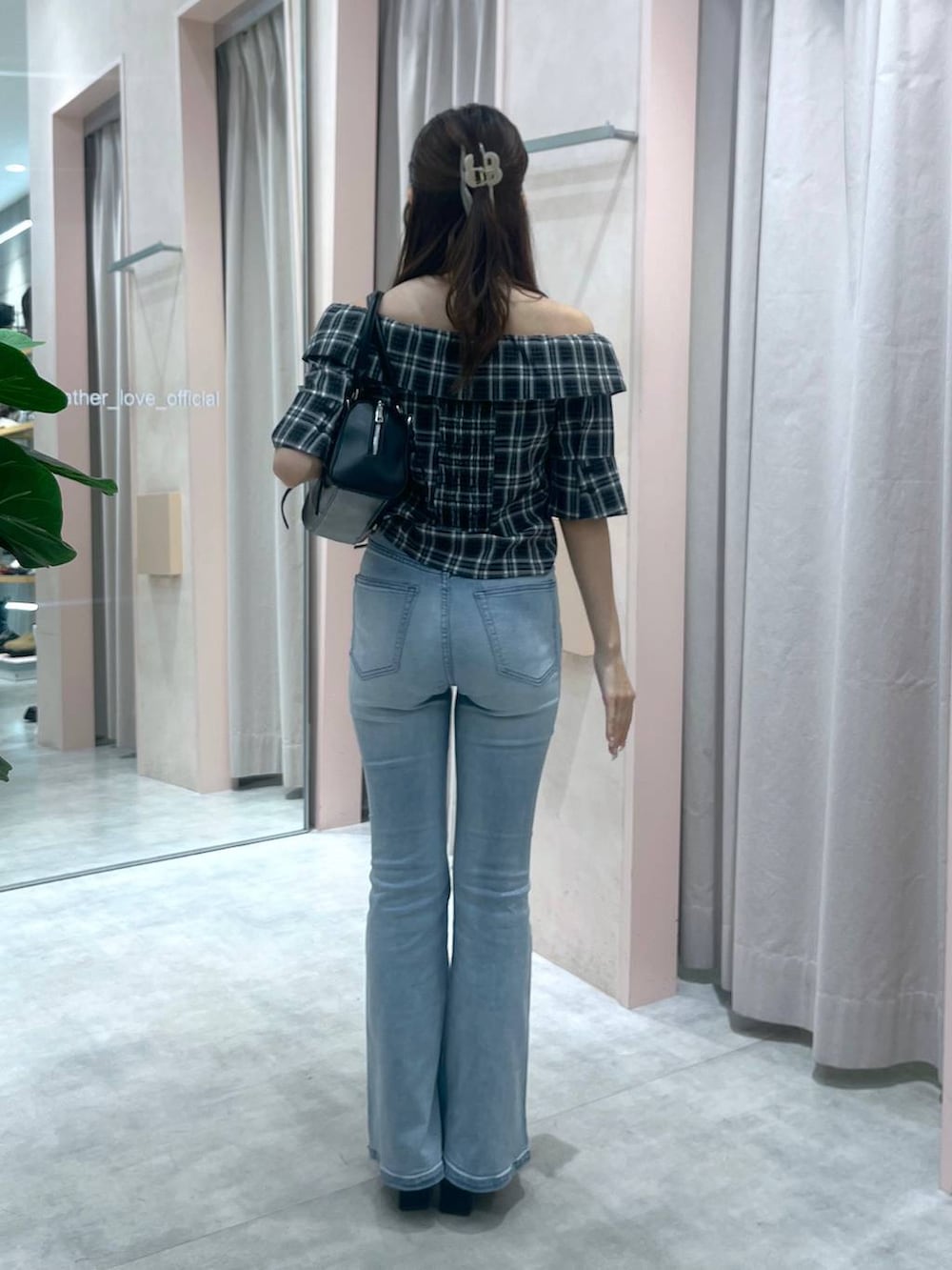 ブラック系のサンダル、ブラック系のシャツ/ブラウス、ブルー系のデニムパンツを着用したレディースの夏コーディネートの4枚目の写真