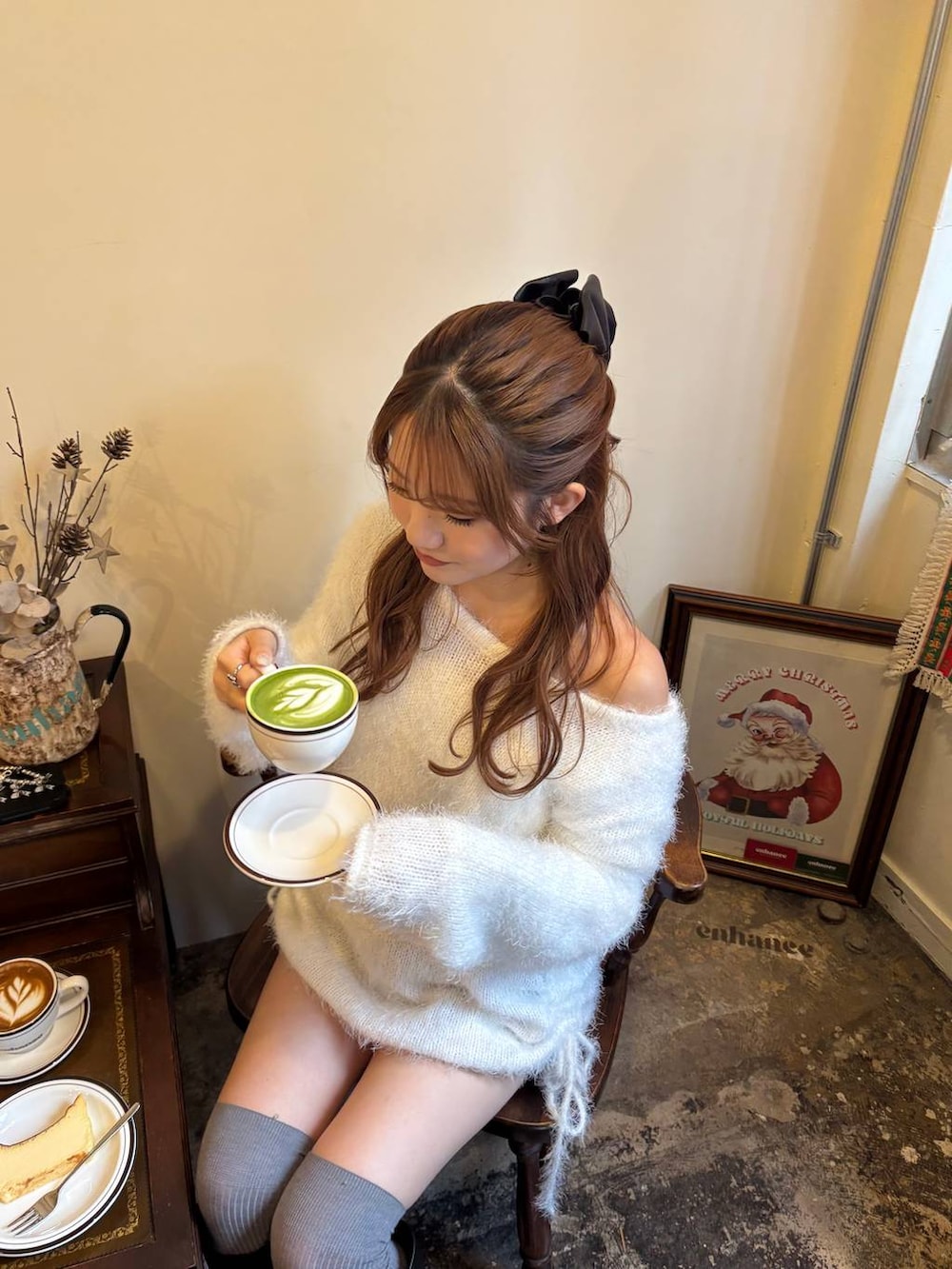 ホワイト系のニット/セーターを着用したレディースの冬コーディネートの2枚目の写真