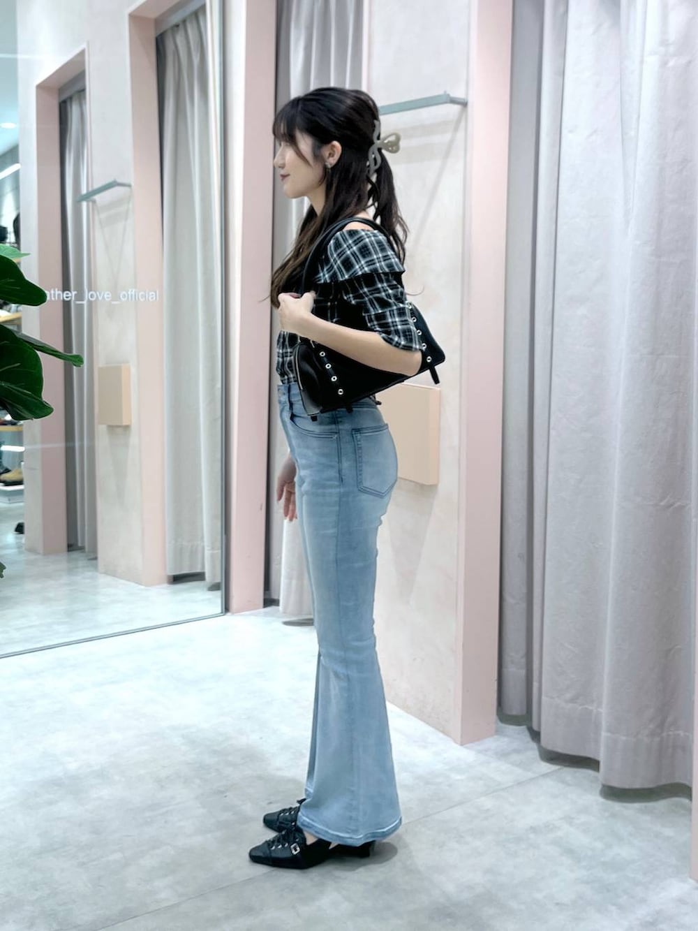 ブラック系のサンダル、ブラック系のシャツ/ブラウス、ブルー系のデニムパンツを着用したレディースの夏コーディネートの3枚目の写真