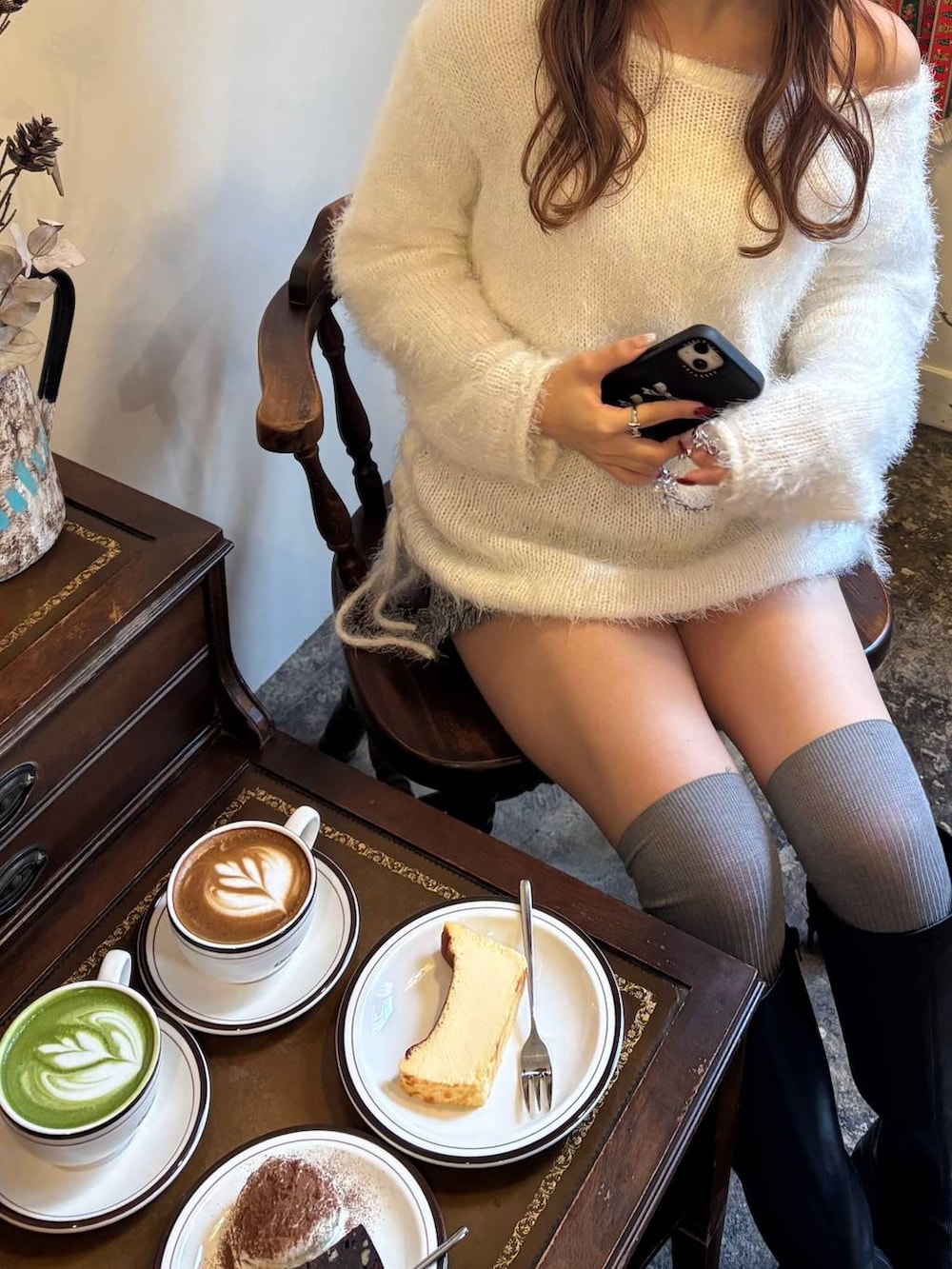 ホワイト系のニット/セーターを着用したレディースの冬コーディネートの3枚目の写真