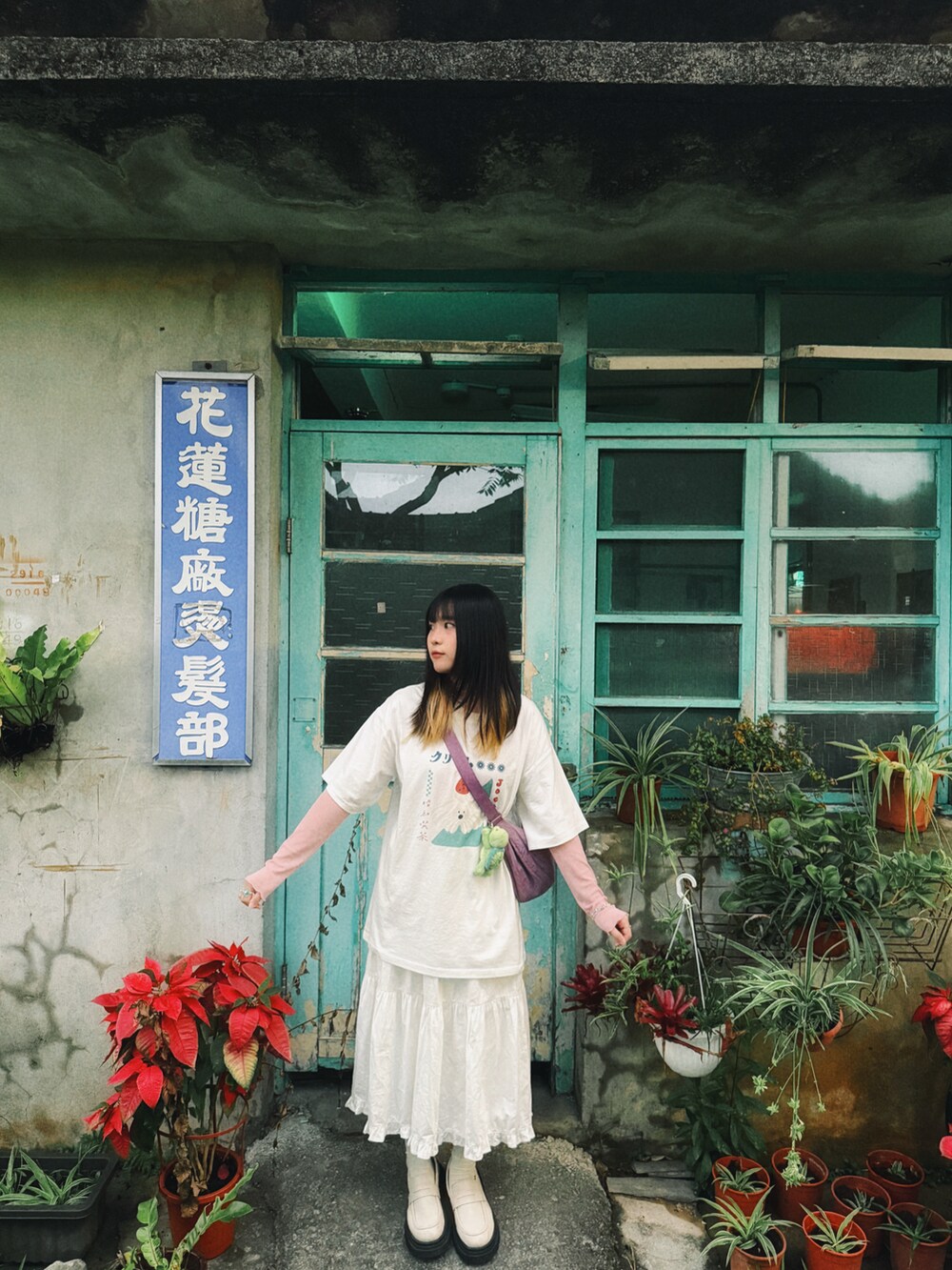 パープル系のボディバッグ/ウエストポーチ、ホワイト系のスカート、ホワイト系のTシャツ/カットソーを着用したレディースの春コーディネートの3枚目の写真