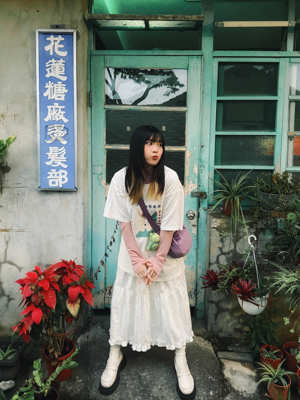 パープル系のボディバッグ/ウエストポーチ、ホワイト系のスカート、ホワイト系のTシャツ/カットソーを着用したレディースの春コーディネートの2枚目の写真